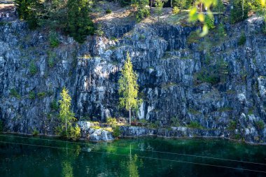 Granitte temiz yeşil su ve doğal bir anıtta mermer kayalar olan dağ gölü.