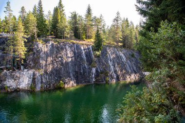 Granitte temiz yeşil su ve doğal bir anıtta mermer kayalar olan dağ gölü.