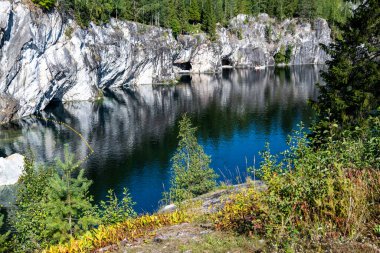 Granitte temiz yeşil su ve doğal bir anıtta mermer kayalar olan dağ gölü.