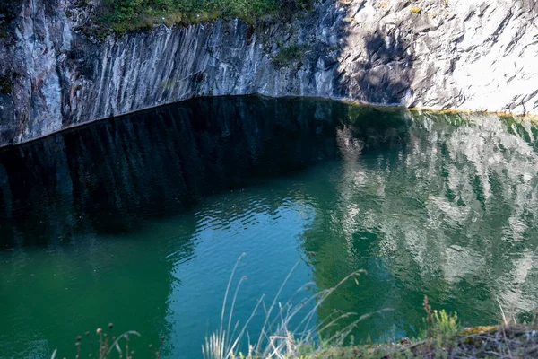 Горное Озеро Чистой Зеленой Водой Гранитных Мраморных Скалах Природном Памятнике — стоковое фото