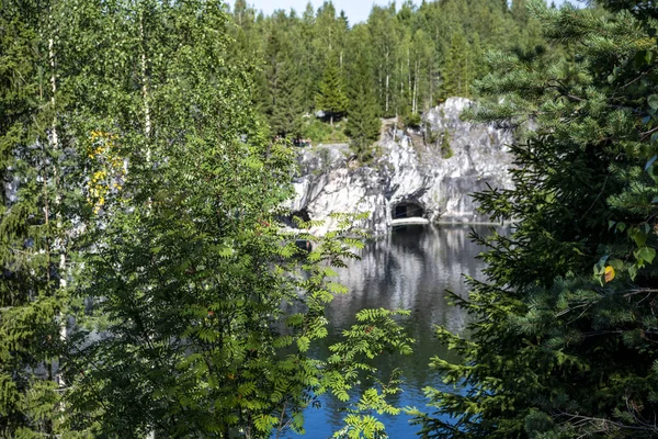 Lago Montanha Com Água Verde Clara Granito Pedras Mármore Monumento — Fotografia de Stock