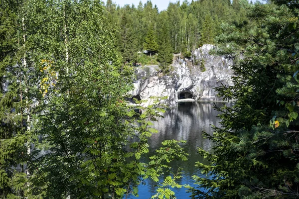 Lago Montaña Con Agua Verde Clara Granito Rocas Mármol Monumento — Foto de Stock