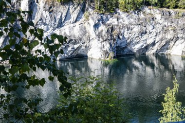 Granitte temiz yeşil su ve doğal bir anıtta mermer kayalar olan dağ gölü.
