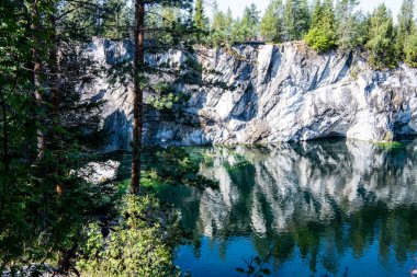 Granitte temiz yeşil su ve doğal bir anıtta mermer kayalar olan dağ gölü.