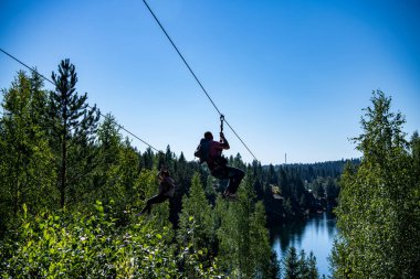 Granitte temiz yeşil su ve doğal bir anıtta mermer kayalar olan dağ gölü.