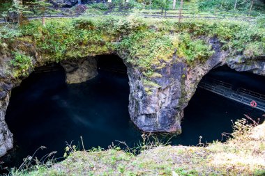 Granitte temiz yeşil su ve doğal bir anıtta mermer kayalar olan dağ gölü.