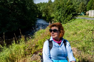 Emekli, parkta güneşin altında bir tuzağın üzerinde uyuyakalmış.