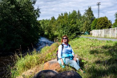 Emekli, parkta güneşin altında bir tuzağın üzerinde uyuyakalmış.