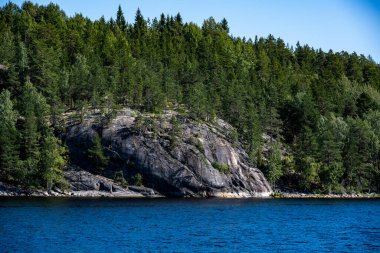 Ladoga Gölü 'ndeki hacı adasındaki mimari antik binaların yaz manzarası
