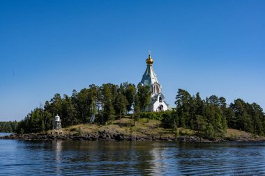 Ladoga Gölü 'ndeki hacı adasındaki mimari antik binaların yaz manzarası