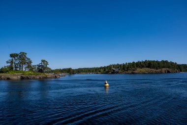Ladoga Gölü 'ndeki hacı adasındaki mimari antik binaların yaz manzarası