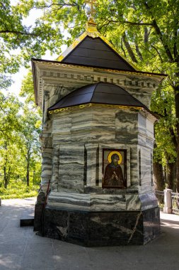 Ladoga Gölü 'ndeki hacı adasındaki mimari antik binaların yaz manzarası