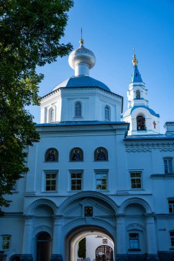 Ladoga Gölü 'ndeki hacı adasındaki mimari antik binaların yaz manzarası