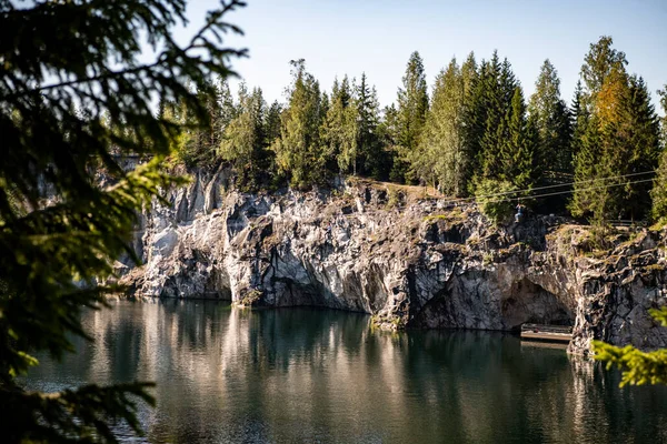 Granitte temiz yeşil su ve doğal bir anıtta mermer kayalar olan dağ gölü.