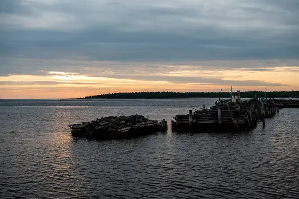 日の出に古い木の港や石や海がある美しい風景 — ストック写真