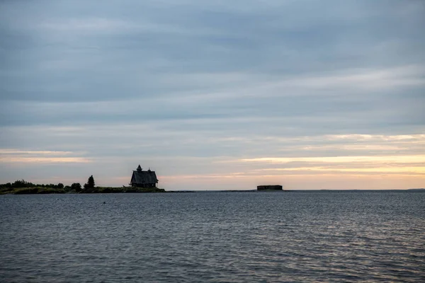 Güneşin Doğuşunda Eski Ahşap Liman Taş Deniz Manzarası — Stok fotoğraf