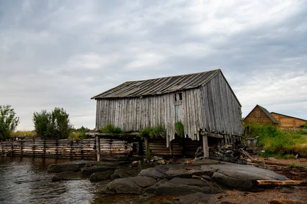 Prachtig Landschap Met Oude Houten Haven Stenen Zee Bij Zonsopgang — Stockfoto