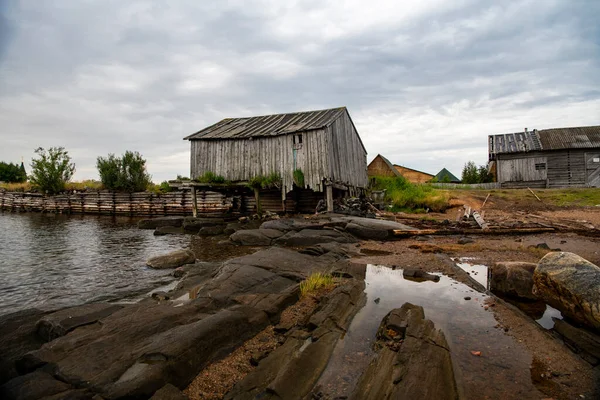 Prachtig Landschap Met Oude Houten Haven Stenen Zee Bij Zonsopgang — Stockfoto