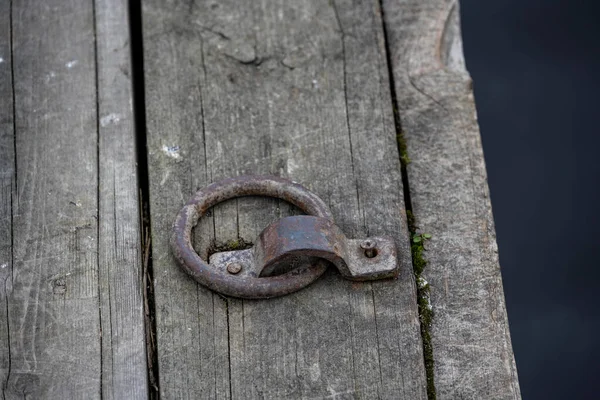 Sanatsal metal dövmesi için metal mekanizmaları ve birimleri