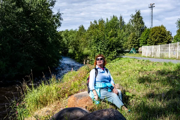 Emekli, parkta güneşin altında bir tuzağın üzerinde uyuyakalmış.
