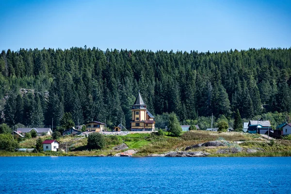 Yazın Onega Gölü 'ndeki bir geminin manzarası.