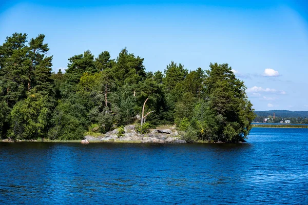 Yazın Onega Gölü 'ndeki bir geminin manzarası.