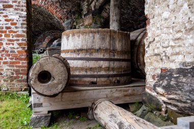 Yağmurlu bir gökyüzünün arka planında kuleleri ve iç binaları olan eski bir taş kale manastırı.