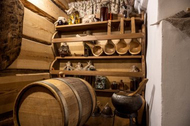 Kaliteli metal enstrümanlar duvardaki ahşap kalasların arka planına karşı.