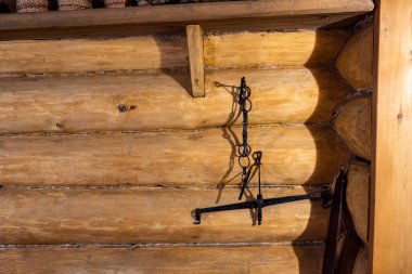 Kaliteli metal enstrümanlar duvardaki ahşap kalasların arka planına karşı.
