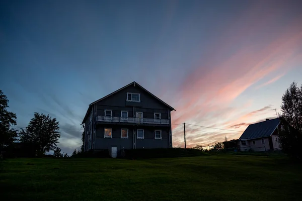 Houten Huis Een Groen Grasveld Bij Zonsondergang — Stockfoto