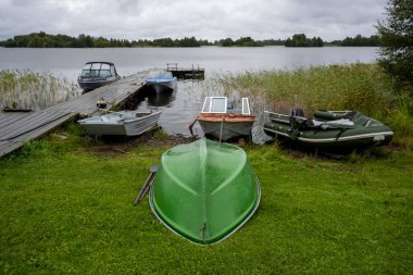 Göldeki kayık Yağmurda