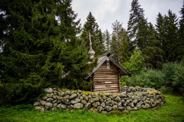 Ormandaki klasik kuzey orman kiliseleri.