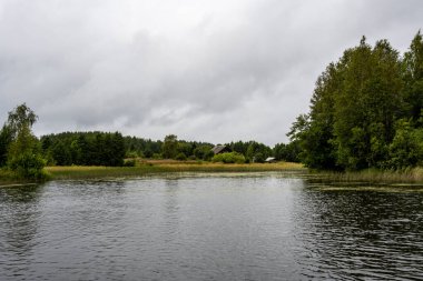 Ormandaki klasik kuzey orman kiliseleri.
