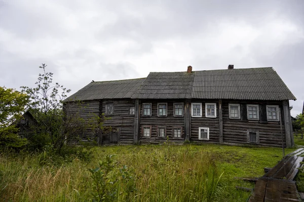 Ormandaki klasik kuzey orman kiliseleri.