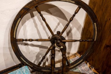 Kuzey insanlarının geleneklerine göre el yapımı antik ev eşyaları.