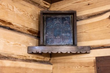 Kuzey insanlarının geleneklerine göre el yapımı antik ev eşyaları.