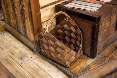 Kuzey insanlarının geleneklerine göre el yapımı antik ev eşyaları.