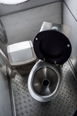 Gemi tuvaletinin enstrümanları ve aksesuarları.