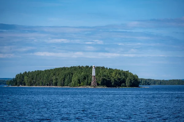 スピードボートから島や信号構造物や船が浮かぶ大きな湖の風景は — ストック写真