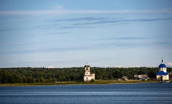 Paysage Sur Grand Lac Avec Des Îles Des Structures Signalisation — Photo