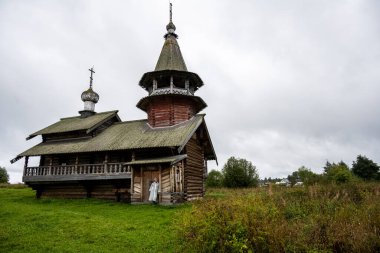 Yağmur sırasında ağaçların arasında, adadaki eski ahşap kilise.