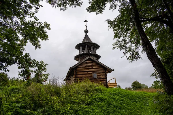 Antica Chiesa Legno Sull Isola Tra Gli Alberi Durante Pioggia — Foto Stock