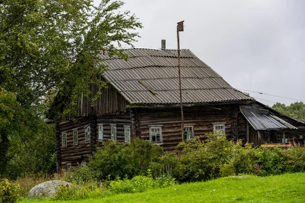 Paisaje Con Casas Rústicas Madera Una Construcción Muy Antigua Sobre — Foto de Stock