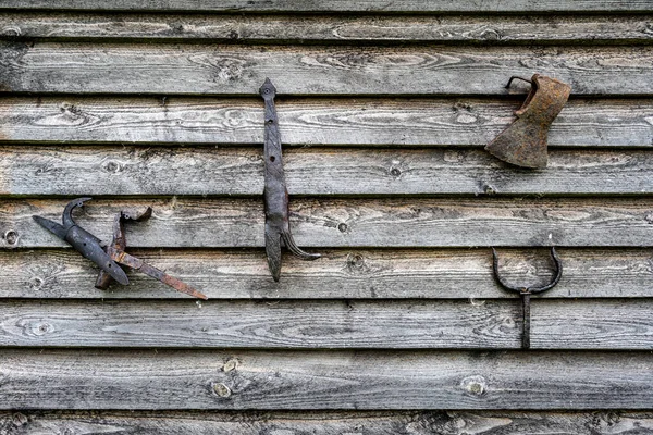 Uma Parede Madeira Com Utensílios Domésticos Ferro Pendurado Nele — Fotografia de Stock