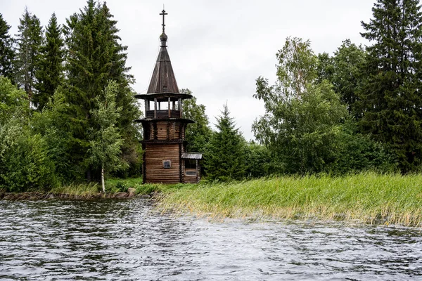 Houten Oude Kerk Het Eiland Tussen Bomen Tijdens Regen — Stockfoto