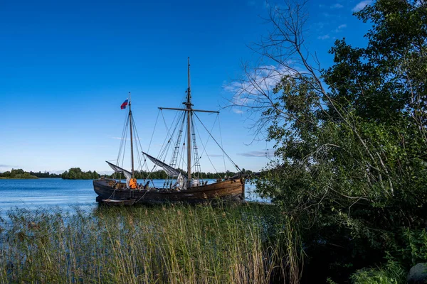 Velho Navio Norte Com Mastro Velas Fica Perto Cais — Fotografia de Stock