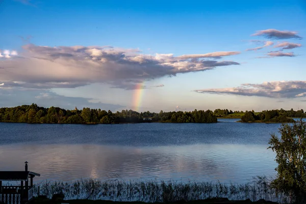 Regenbogen Über Dem See Zwischen Wasser Und Wolken — Stockfoto