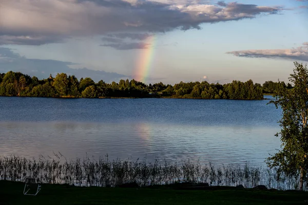 Regenbogen Über Dem See Zwischen Wasser Und Wolken — Stockfoto