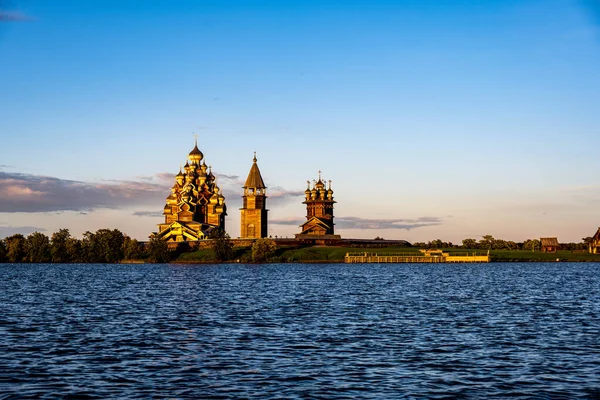 Alte Nordische Holzhäuser Mit Kuppeln Auf Der Insel Bei Sonnenuntergang — Stockfoto