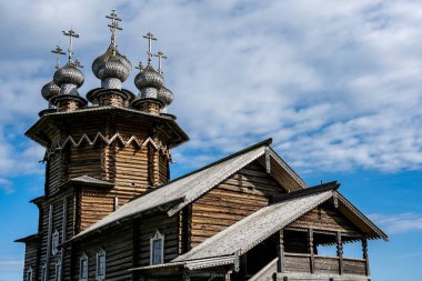 Kizhi adasındaki tapınak kompleksinin olağanüstü güzel ahşap elbisesi.